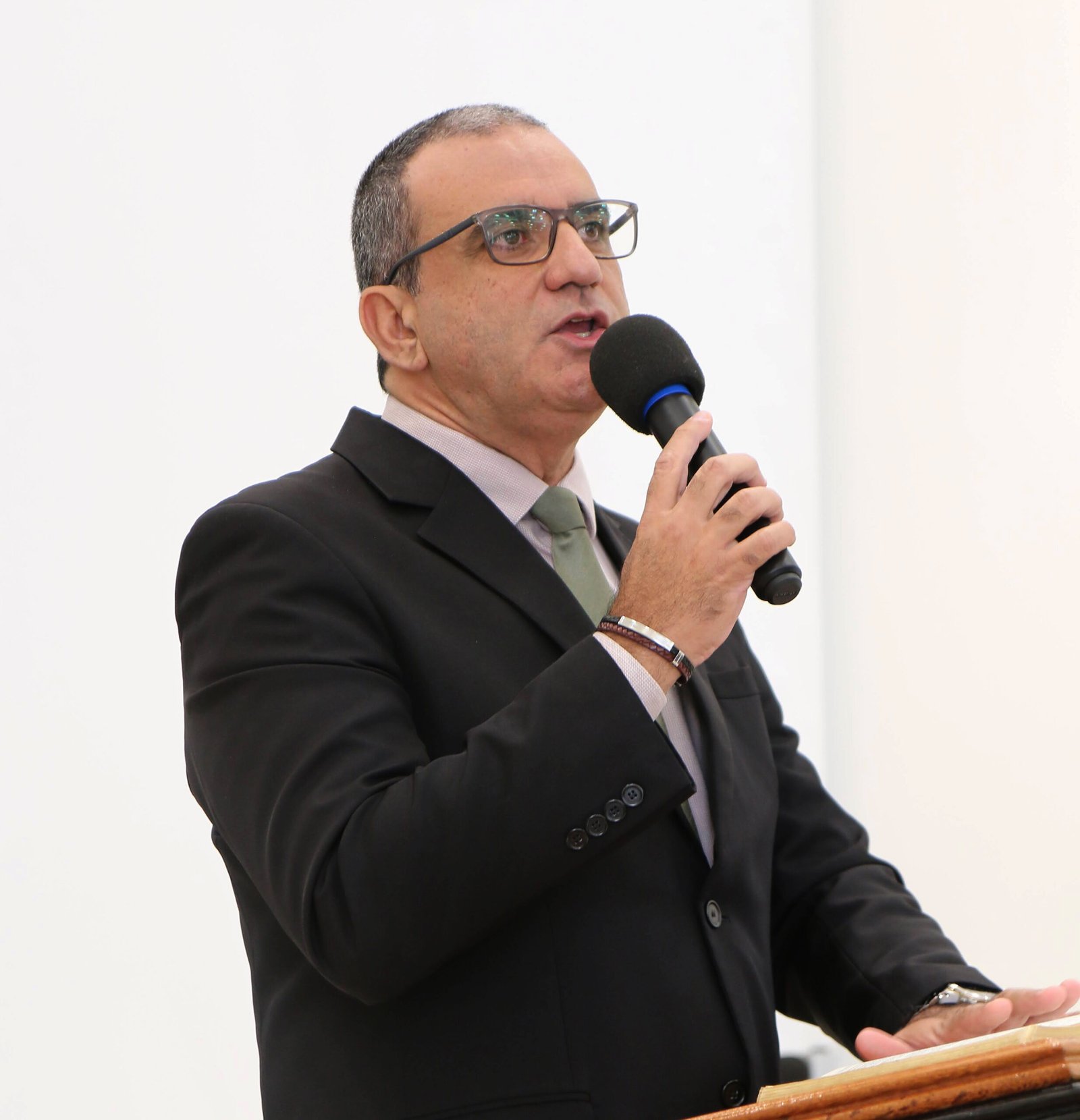 Rev. Arthur  Fernandes