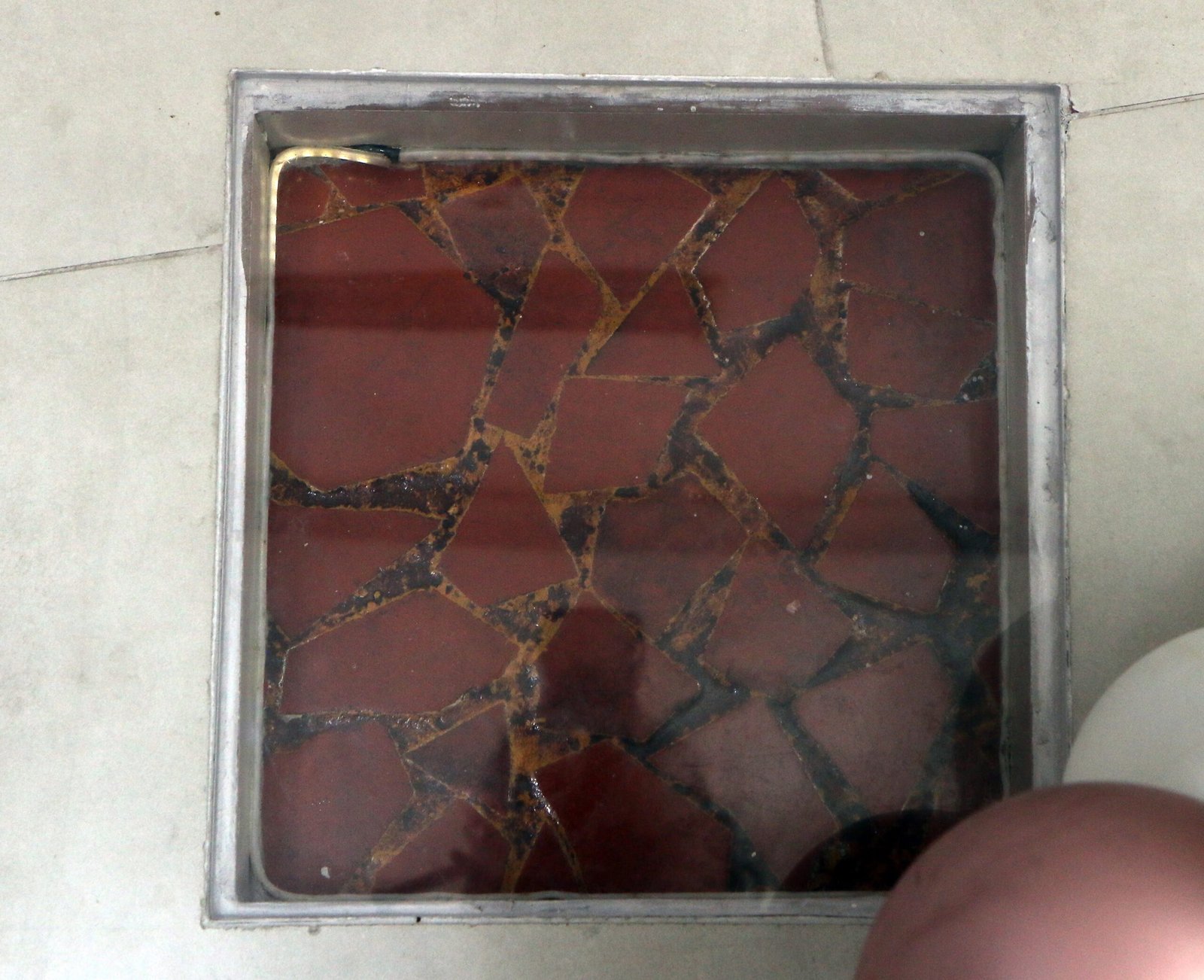 Pedaço do primeiro piso da igreja
